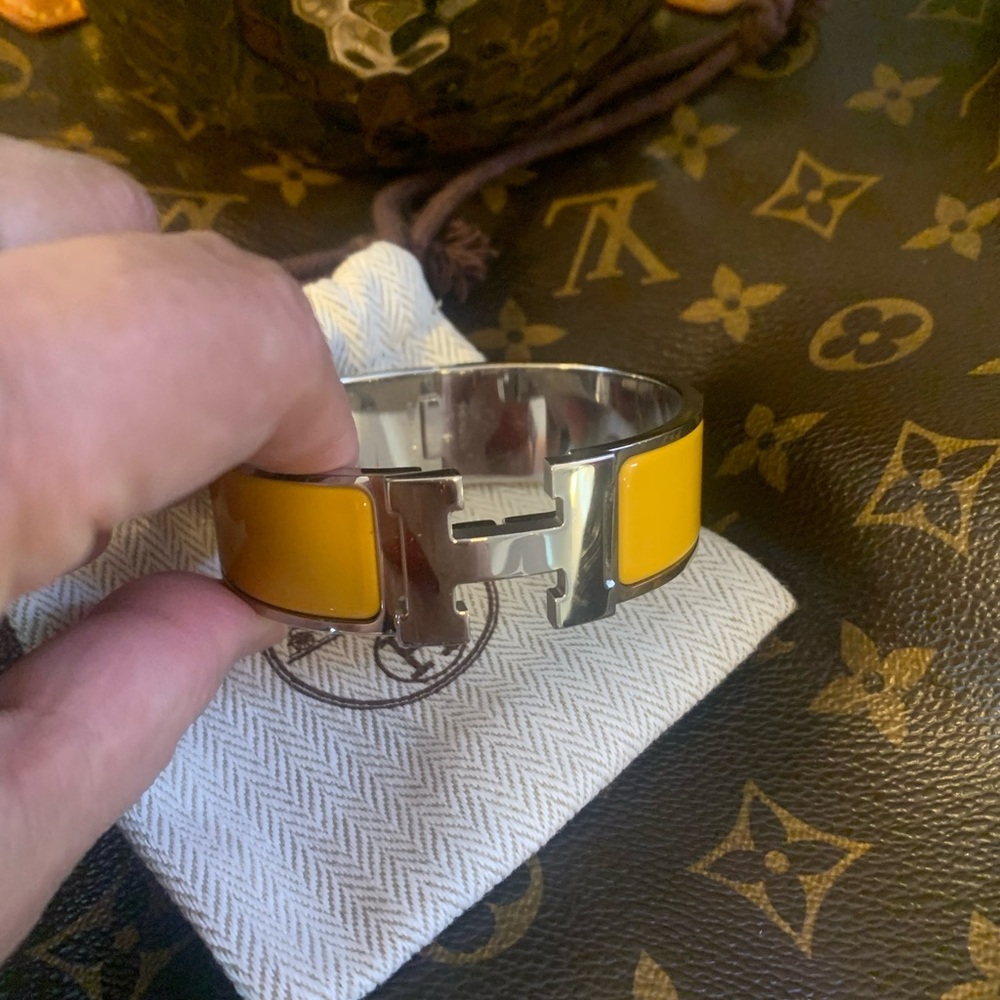 🩷AuthenticHermes Clic Clac H Bangle🩷Spring colour Bangle.